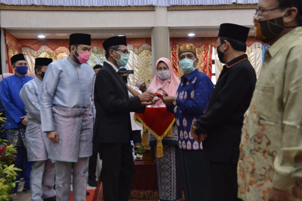 SULAIMAN JUNED: KETUA JURUSAN SENI TEATER ISI PADANGPANJANG TERIMA PIN EMAS