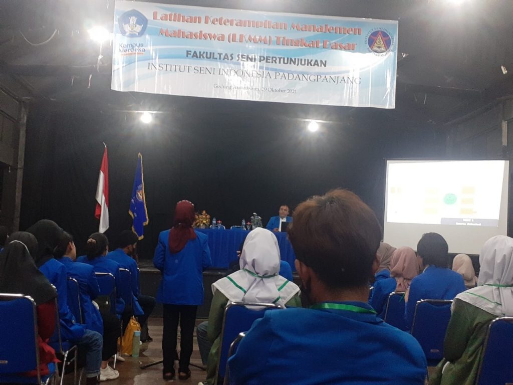 ANTUSIAS MAHASISWA FSP MENGIKUTI LKMM TK DASAR