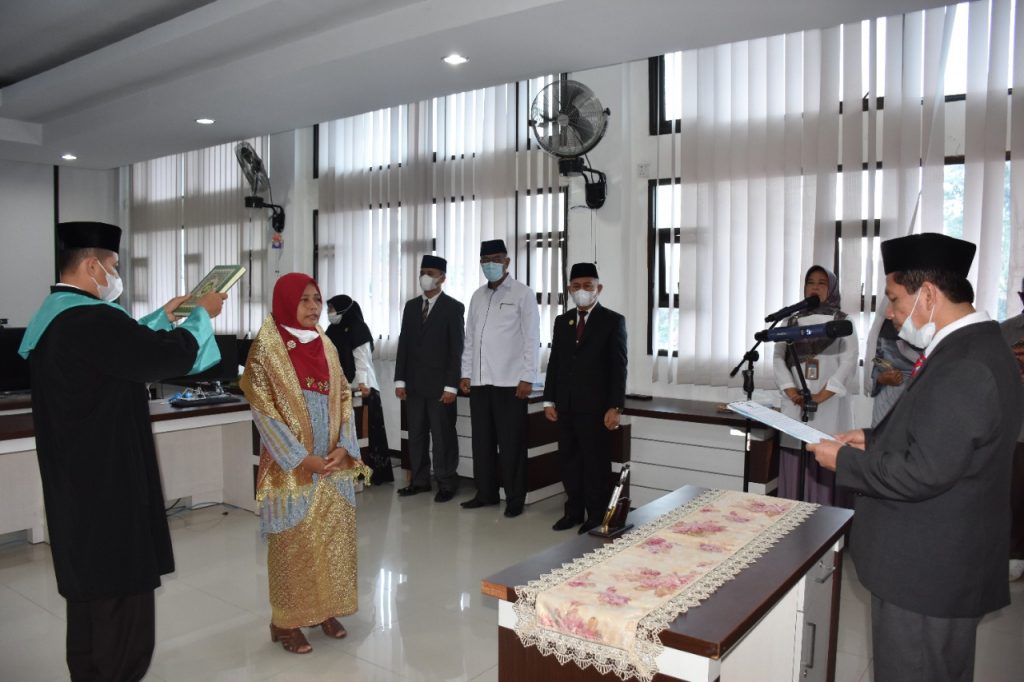 PELANTIKAN DAN PENGAMBILAN SUMPAH/JANJI KAPRODI PARIWISATA OLEH REKTOR