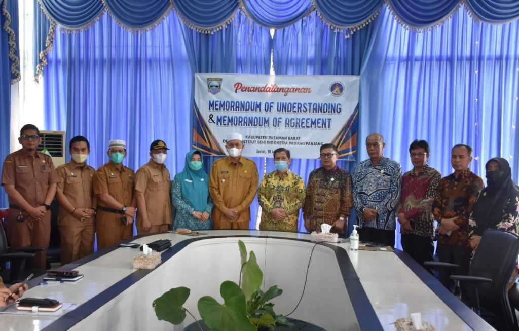 REKTOR DAN BUPATI WACANAKAN KELAS JAUH ISI PADANGPANJANG DI PASBAR