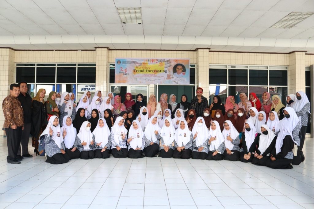 Program Studi Desain Mode ISI padangpanjang mengadakan “Seminar & Workshop Trend Forecasting dan riset portofolio karya”