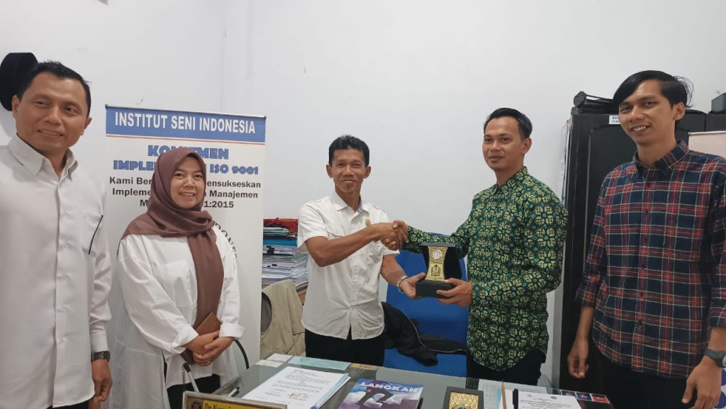 Padangpanjang, Selasa 21 September 2022.  LP3M ISI Padangpanjang dan LPPMPMP ISBI Aceh Sepakat Dukung Implementasi MBKM.