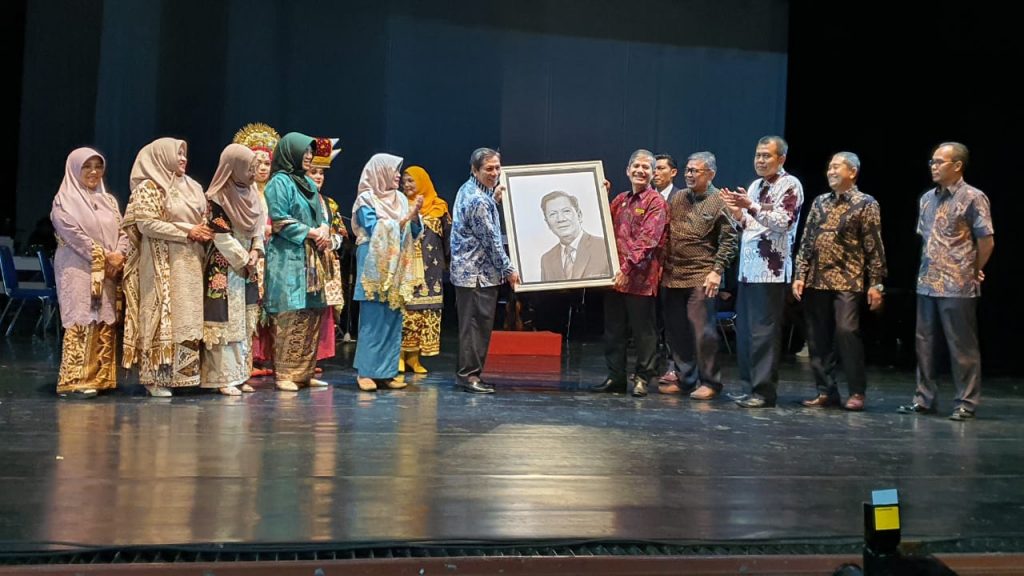 Serah Terima Jabatan Rektor ISI Berlangsung Haru, GUBERNUR, WAWAKO DAN REKTOR 2 Periode Berharap Banyak Pada DR FEBRI YULIKA