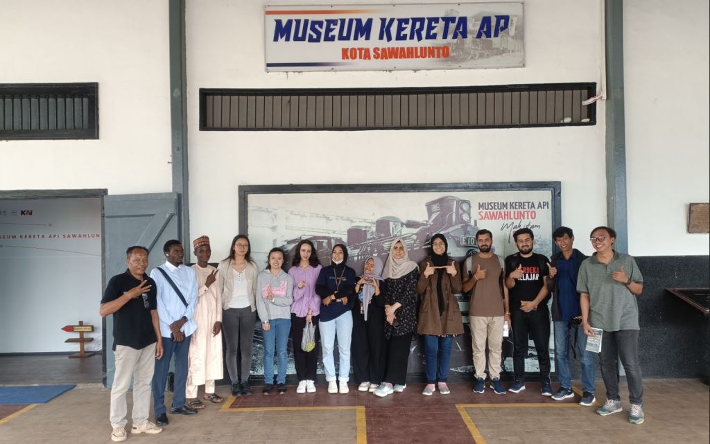 Darmasiswa ISI Padangpanjang kunjungi Museum Kereta Api Sawahlunto.