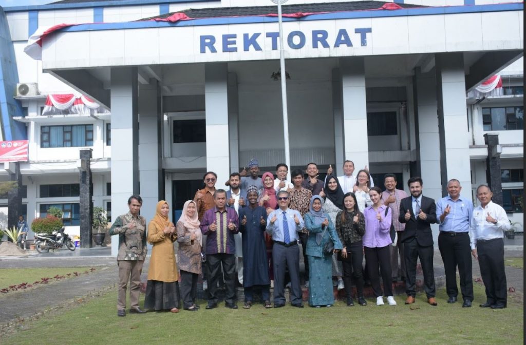 Rektor Sambut 9 orang Mahasiswa Program Dharmasiswa