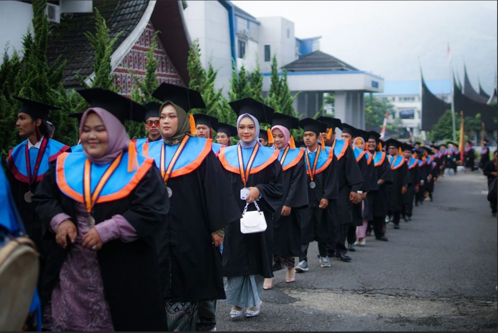 PESAN REKTOR KEPADA WISUDAWAN JADILAH ILMUWAN YANG BERADAB