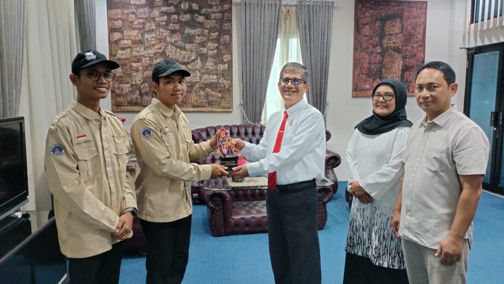 UKM Pramuka Serahkan Plakat RAINAS XII kepada Rektor