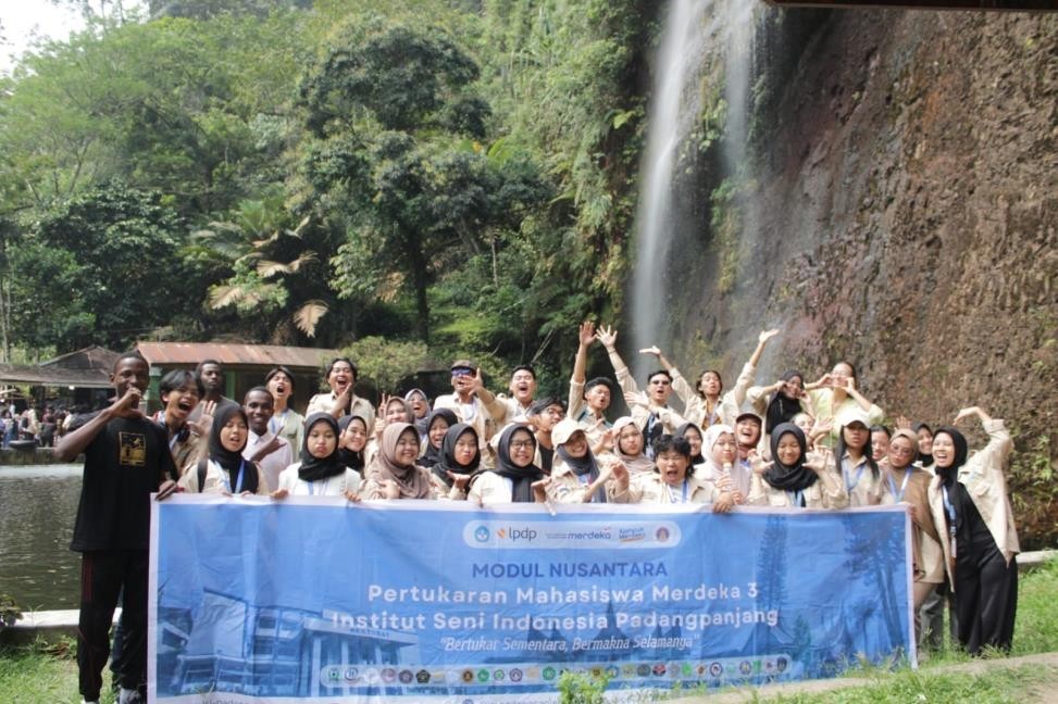“PMM 3 ISI Padangpanjang Terjun ke Keindahan Alam: Eksplorasi Inspiratif di Air Terjun Lembah Harau”