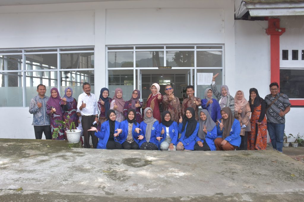 Plt. Sekretaris Direktorat Jenderal Pendidikan Tinggi. Prof. Tjitjik Sri Tjahjandarie, Ph.D, Kunjungi Prodi Desain Mode