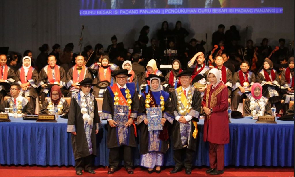 “Mengukuhkan Kehebatan: Sidang Terbuka Senat  ISI Padangpanjang Memperingati Pengukuhan Guru Besar Prof. Dr. Rosta Minawati dan Prof. Dr. Andar Indra Sastra”