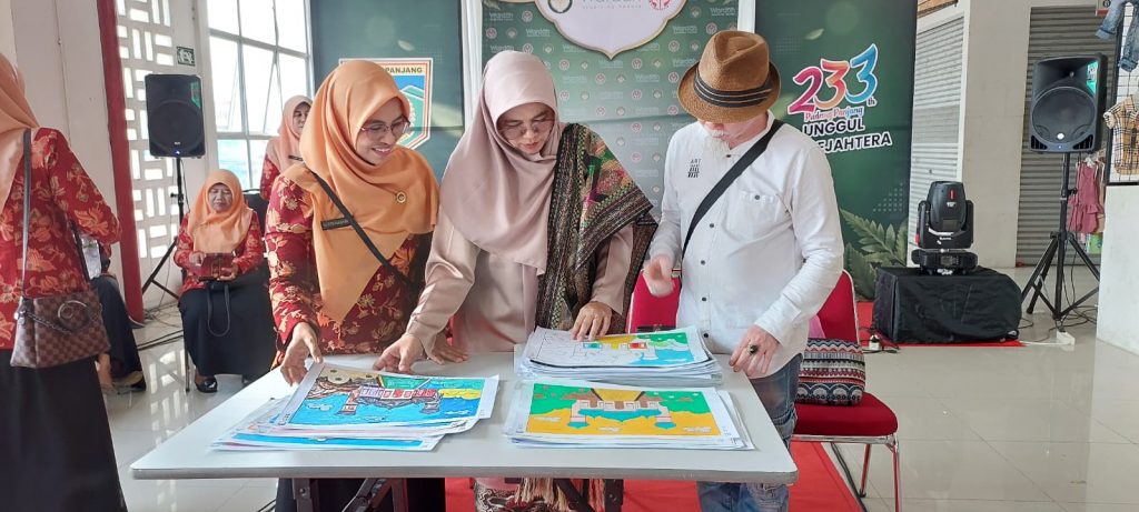 Ketua DWP  dan Dosen ISI Padangpanjang Menjadi Juri Lomba Mewarnai TK s Kota Padangpanjang
