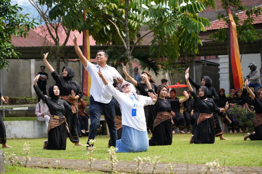 MAHASISWA ISI PADANGPANJANG TAMPILKAN PERTUNJUKAN SENI DI TENGAH UTBK, CIPTAKAN SUASANA HUMANIS DAN INSPIRATIF