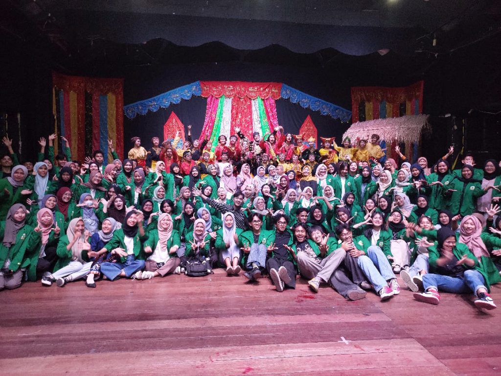 PANGGUNG RANDAI DI KAMPUS SENI: “PANGLIMO GAGA” TUTUP RANGKAIAN KERJA SAMA PRODI SENI KARAWITAN DAN PRODI SASTRA INDONESIA FIB UNAND DENGAN PENUH MAKNA