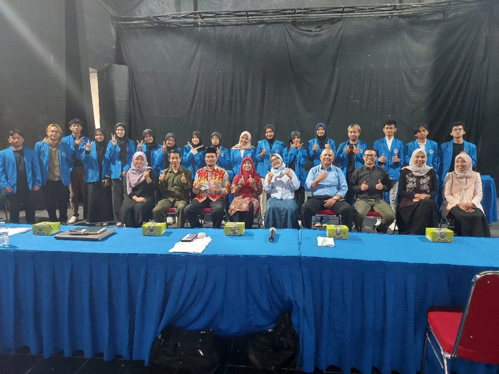 Debat Bahasa Inggris Di Isi Padangpanjang: Mahasiswa Bahas Peran Seni, Teknologi, Dan Industri Kreatif Dalam Pembangunan Indonesia