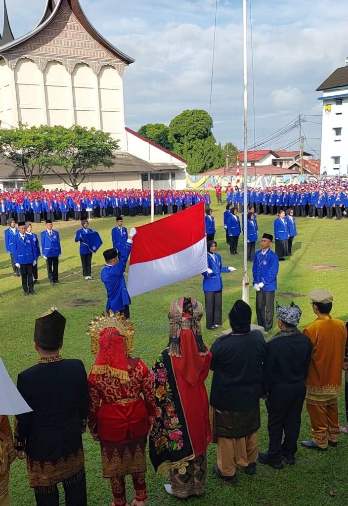 Civitas Akademika ISI Padangpanjang Meriahkan HUT ke-80 RI dengan Upacara Bendera Berbalut Pakaian Adat Nusantara