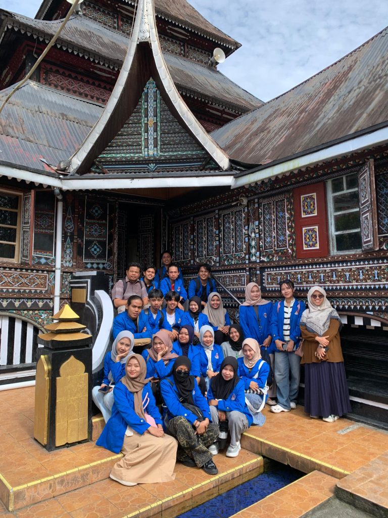 Mahasiswa ISI Padangpanjang Telusuri Filsafat dan Nilai Arsitektur Tradisional Minangkabau