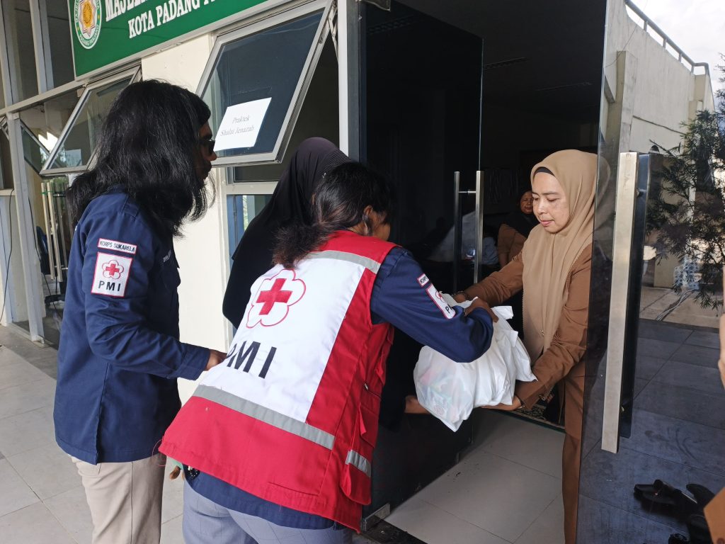 KSR PMI ISI Padangpanjang Salurkan Bantuan Logistik untuk Korban Banjir Padang Panjang