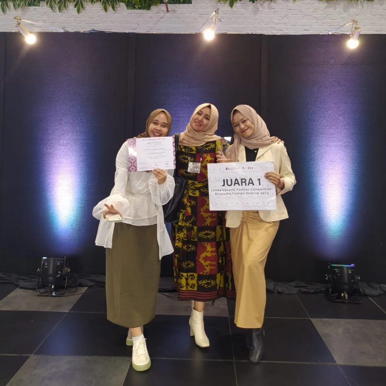 Juara-I-dalam-Lomba-Upcycle-Fashion-Competition-1.webp