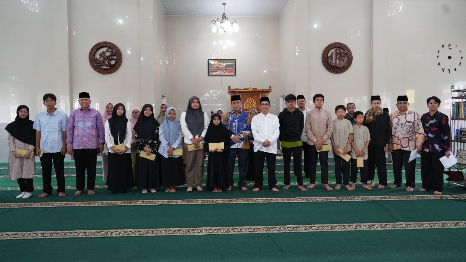 Momentum Ramadan, Rektor ISI Padangpanjang Serahkan Santunan kepada Anak Yatim