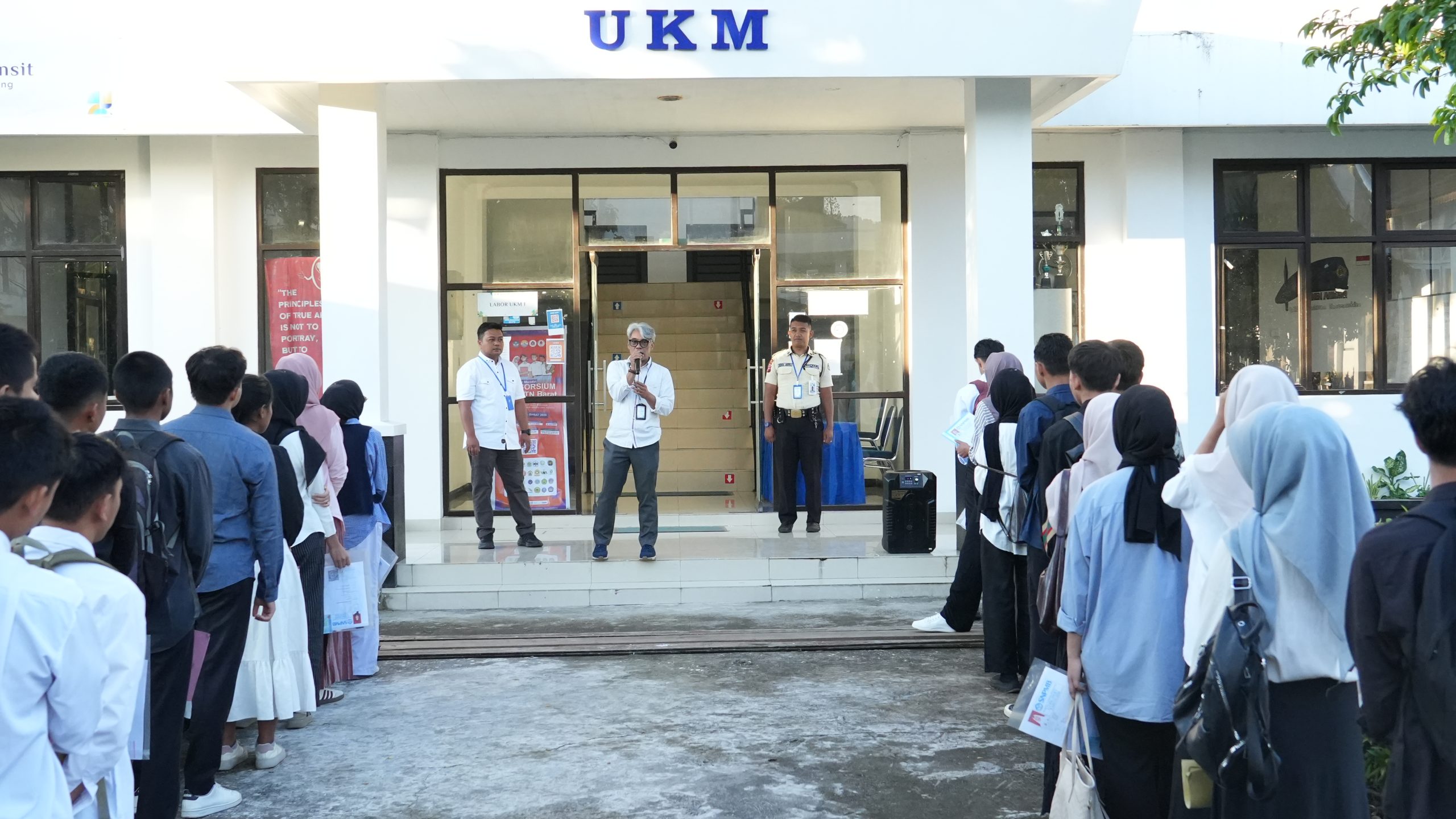 Pelaksanaan (UTBK SNBT) hari ke-2 di Pusat UTBK ISI Padangpanjang berlangsung dengan lancar dan penuh semangat dari para peserta.